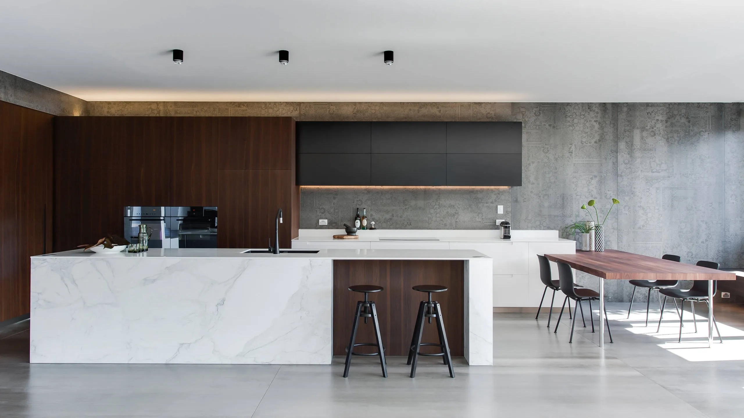 Luxury Villa Custom Kitchen Cabinet Solutions